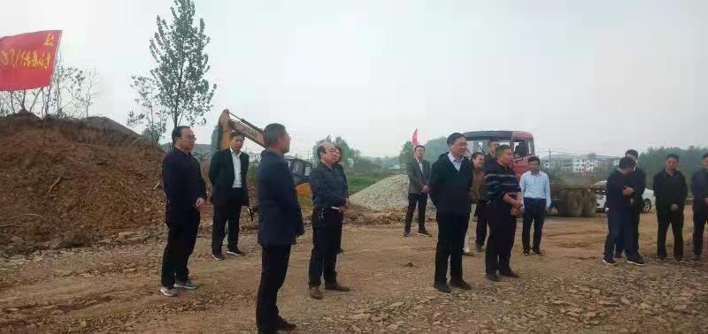 光山縣委書(shū)記劉勇前往河南永和建設(shè)集團(tuán)河川西橋視察工作時(shí)勉勵(lì)建設(shè)者們“幸福是奮斗出來(lái)的”