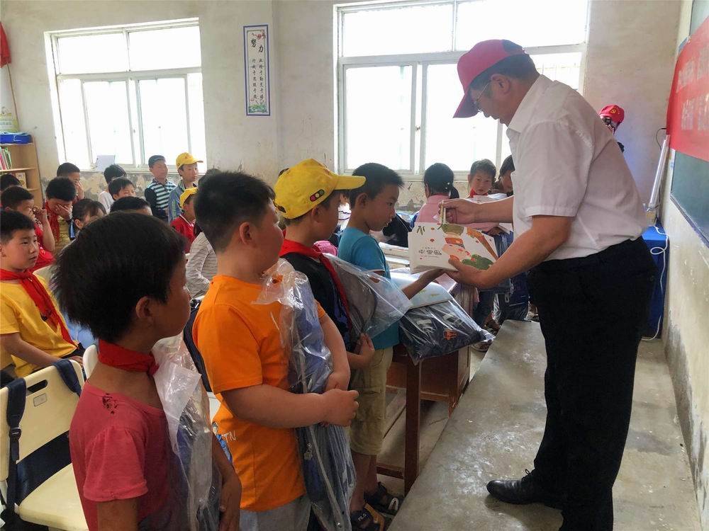 “溫暖童心快樂六一” 河南永和建設(shè)集團(tuán)前往查山鄉(xiāng)小學(xué)開展慰問活動(dòng)