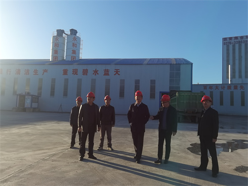 11月8日下午,信陽(yáng)市發(fā)改委主任張宗福等一行領(lǐng)導(dǎo)蒞臨河南永和建設(shè)集團(tuán)有限公司平橋五里店王水拌合站視察指導(dǎo)工作!