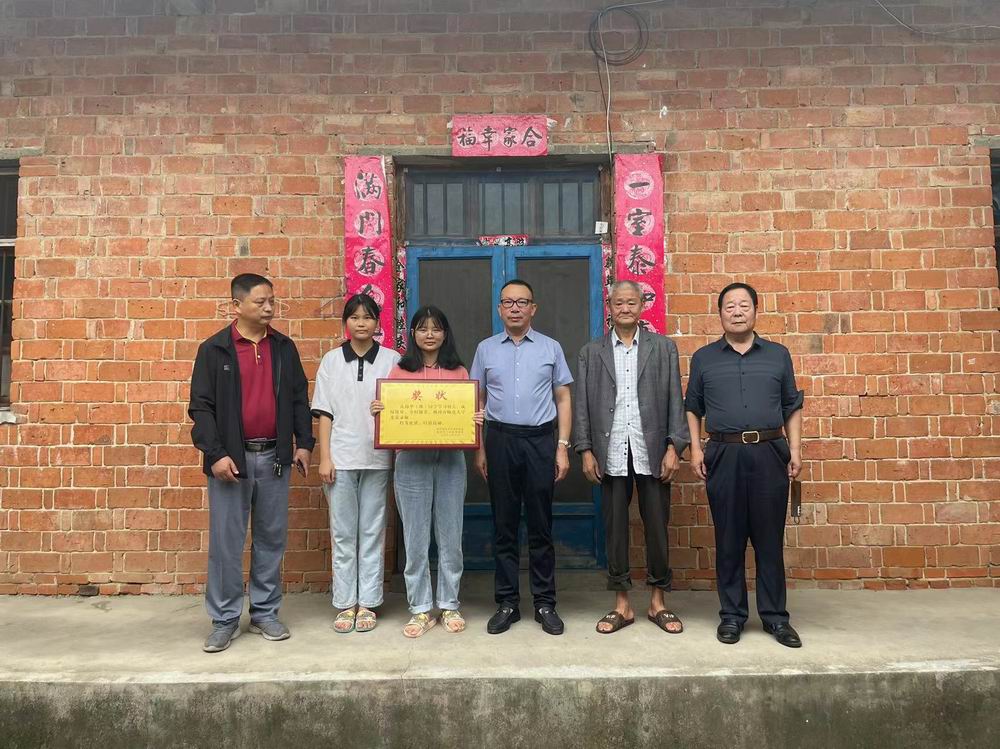 精準(zhǔn)幫扶送溫暖，資助育人暖人心--永和集團(tuán)董事長(zhǎng)走訪慰問(wèn)貧困大學(xué)生